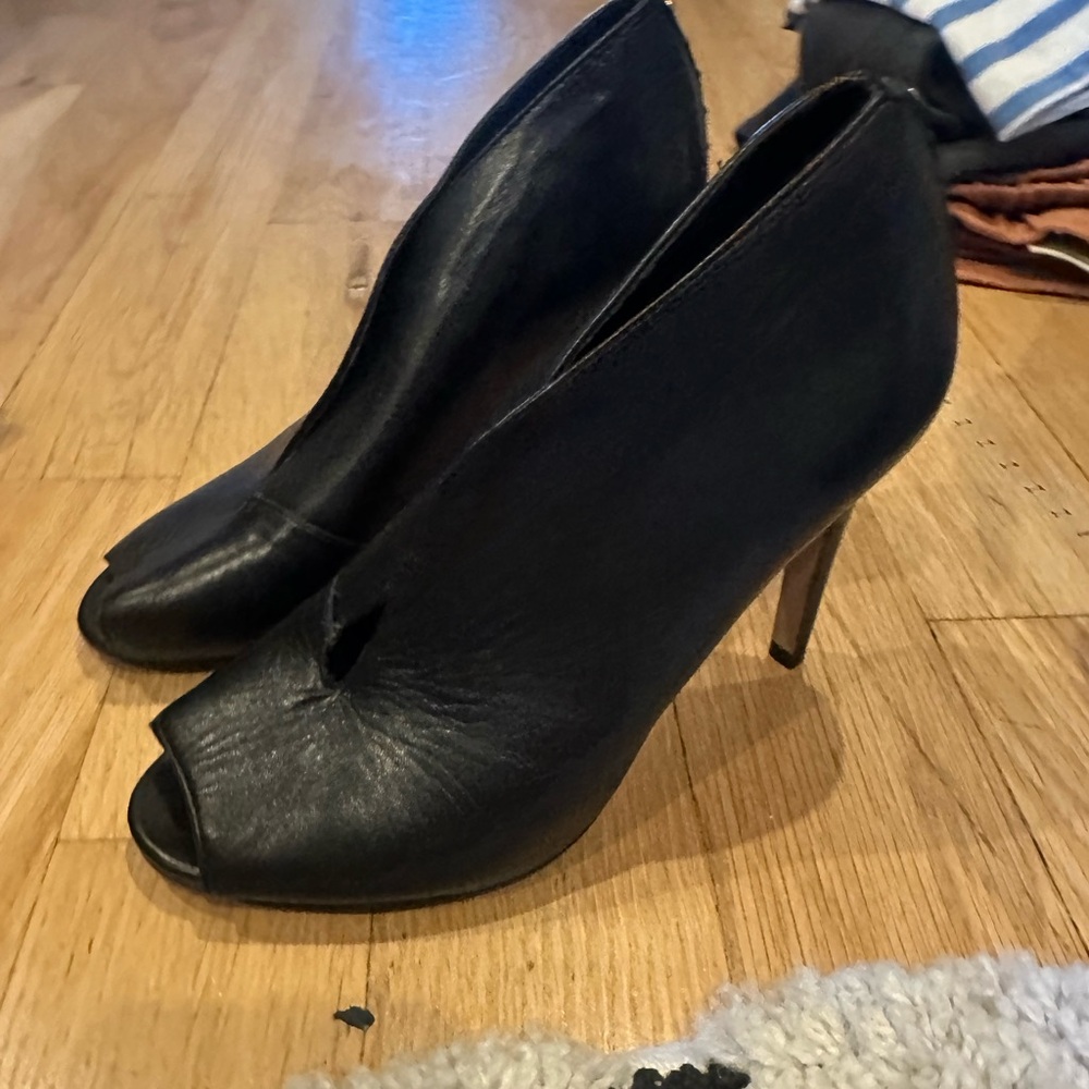 Halogen Black Stiletto Heels with Peep-Toe Design size 7 women’s